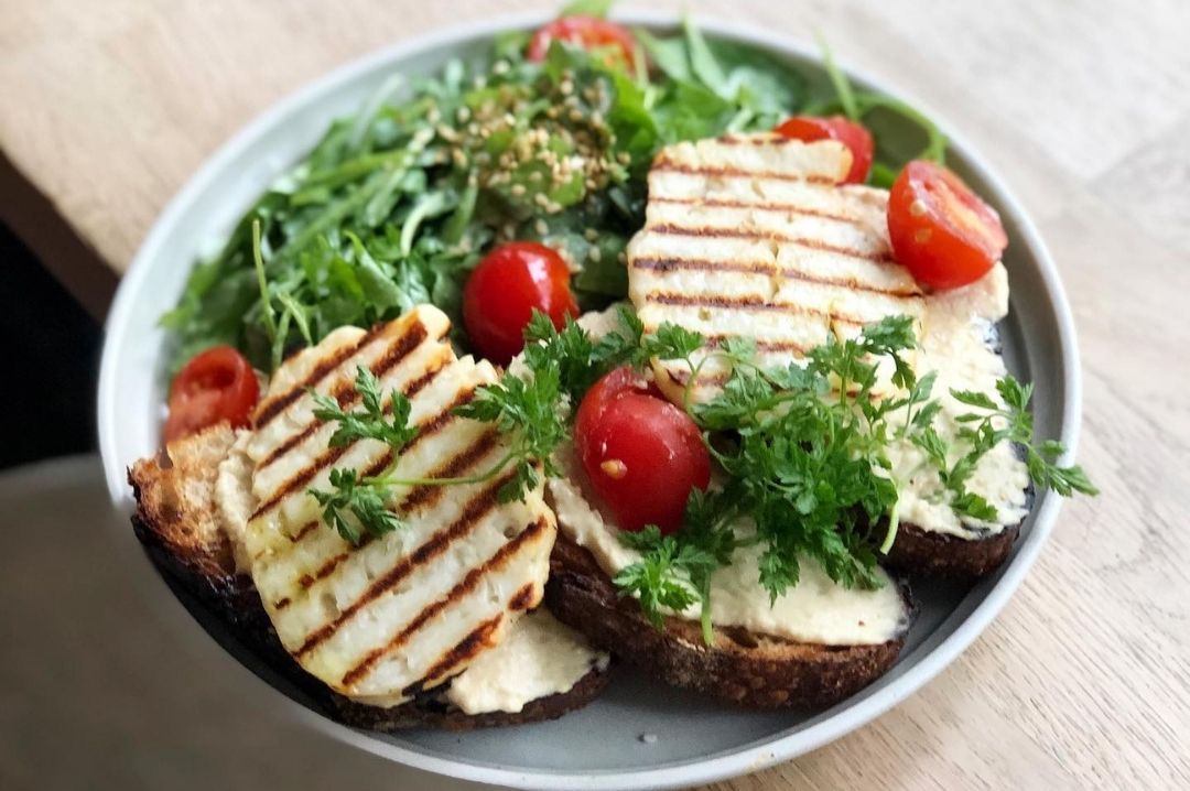 Healthy dish halloumitartine_cafeoberkampf_paris_healthymealinparis