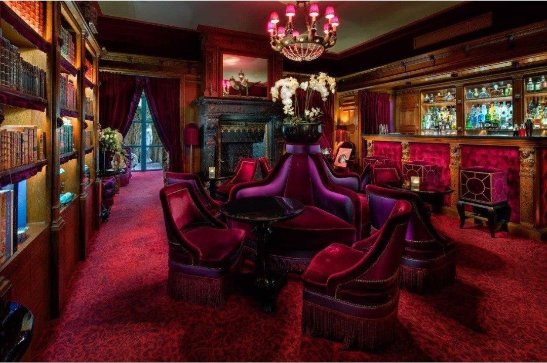 Silky velvet texture in the bar maisonsouquet_paris_luxuryhotel_luxurybar