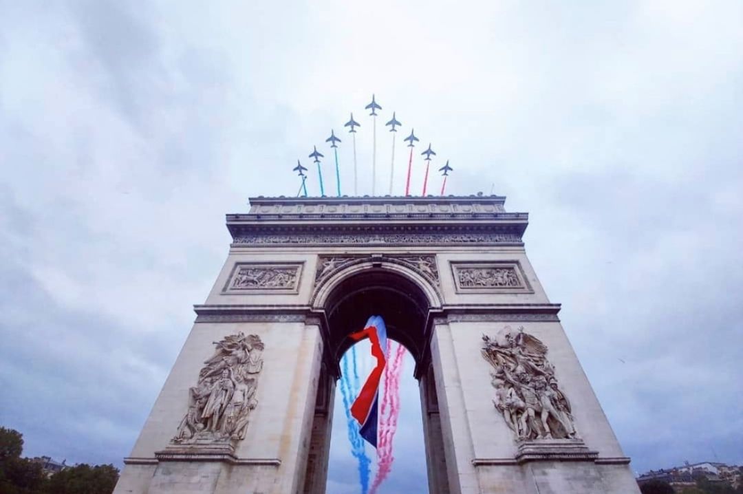 The famous Arc de Triomphe arcdetriumphole_paris_monument