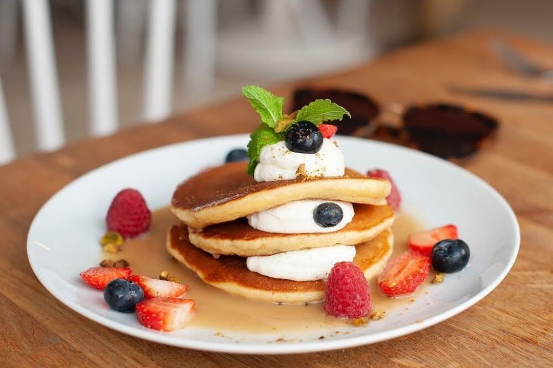 Sweet fruit pancake with cream and maple syrup fruitpancake_cafemericourt_paris