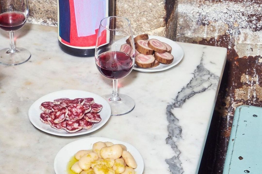 Wine and small dish plates labuvette_naturalwinebar_paris
