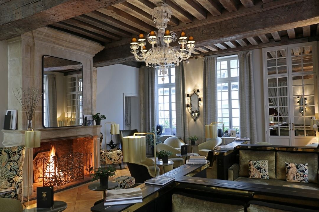 Drinks under the chandelier Cafe Laurent paris